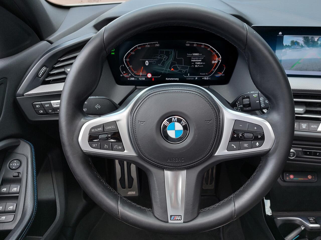 BMW 1-SERIE 116i Automaat Business Edition M-Sport | Navi | Apple Carplay+Android Auto | Clima | Cruise | Led Koplampen | Panorama Schuifdak | Pdc V+A+Camera | Licht+Regensensor | Privacy Glass | 17''lm