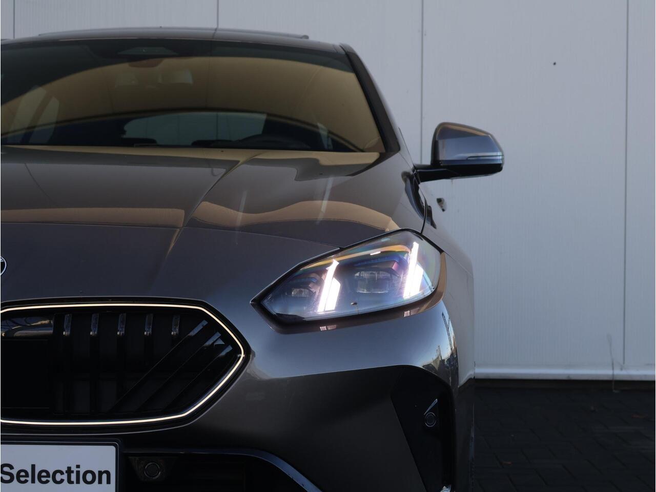 BMW 1-SERIE 120 M Sport Pro BMW Individual Lakkleur/ Harman-Kardon/ Head-Up/M Sportstoelen/ Panoramadak/ Stuurwiel verwarming