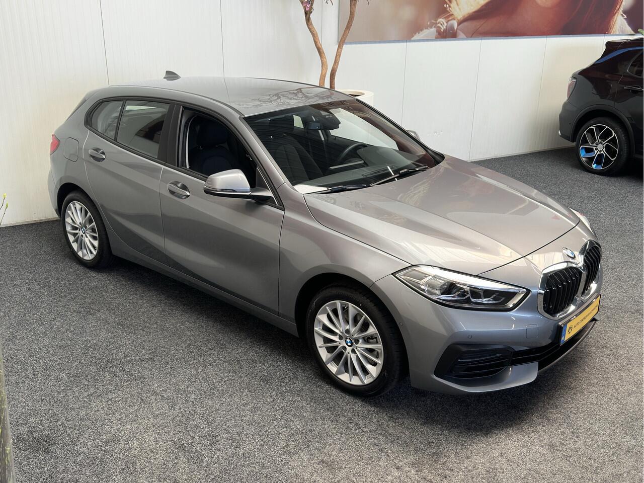 BMW 1-SERIE 116 NIEUWSTAAT !!! NAVIGATIE CRUISE CONTROL STOEL EN STUURVERWARMING APPLE CARPLAY/ANDROID ACHTERUITRIJCAMERA PDC ZEER MOOI !! 3010