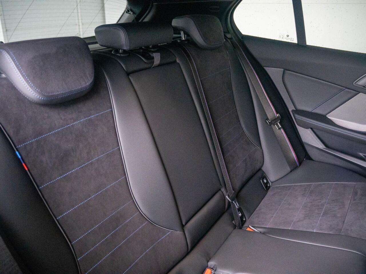 BMW 1-SERIE 120 | M Sportpakket Pro | Premium Pack | Harman-Kardon | Verwarmd Stuurwiel | Comfort Access | Achteruitrijcamera | Panoramadak | Stoelverwarming | 18''