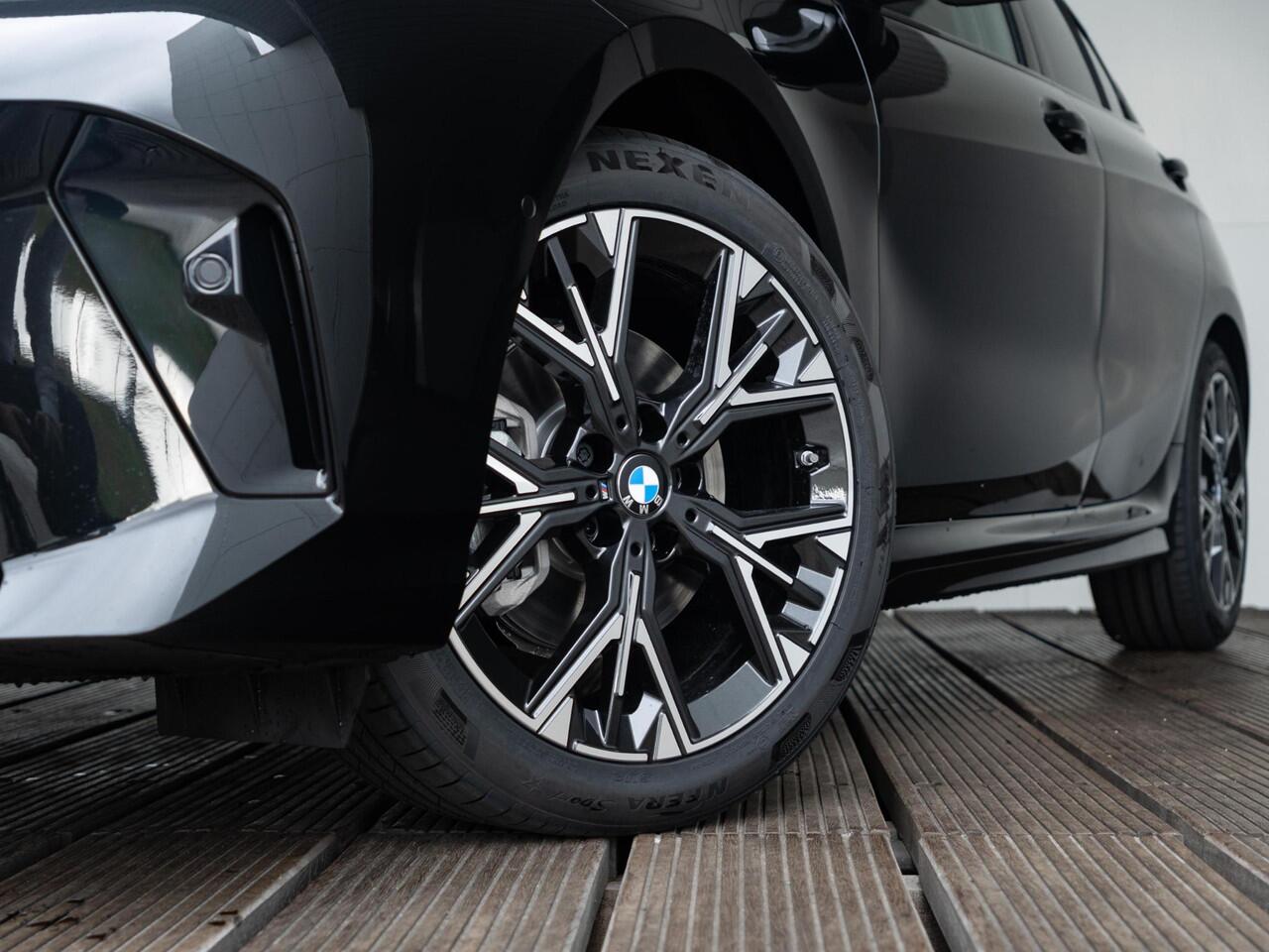 BMW 1-SERIE 120 | M Sportpakket | Verwarmd Stuurwiel | Panoramadak | Achteruitrijcamera | Stoelverwarming | Harman-Kardon | 18''