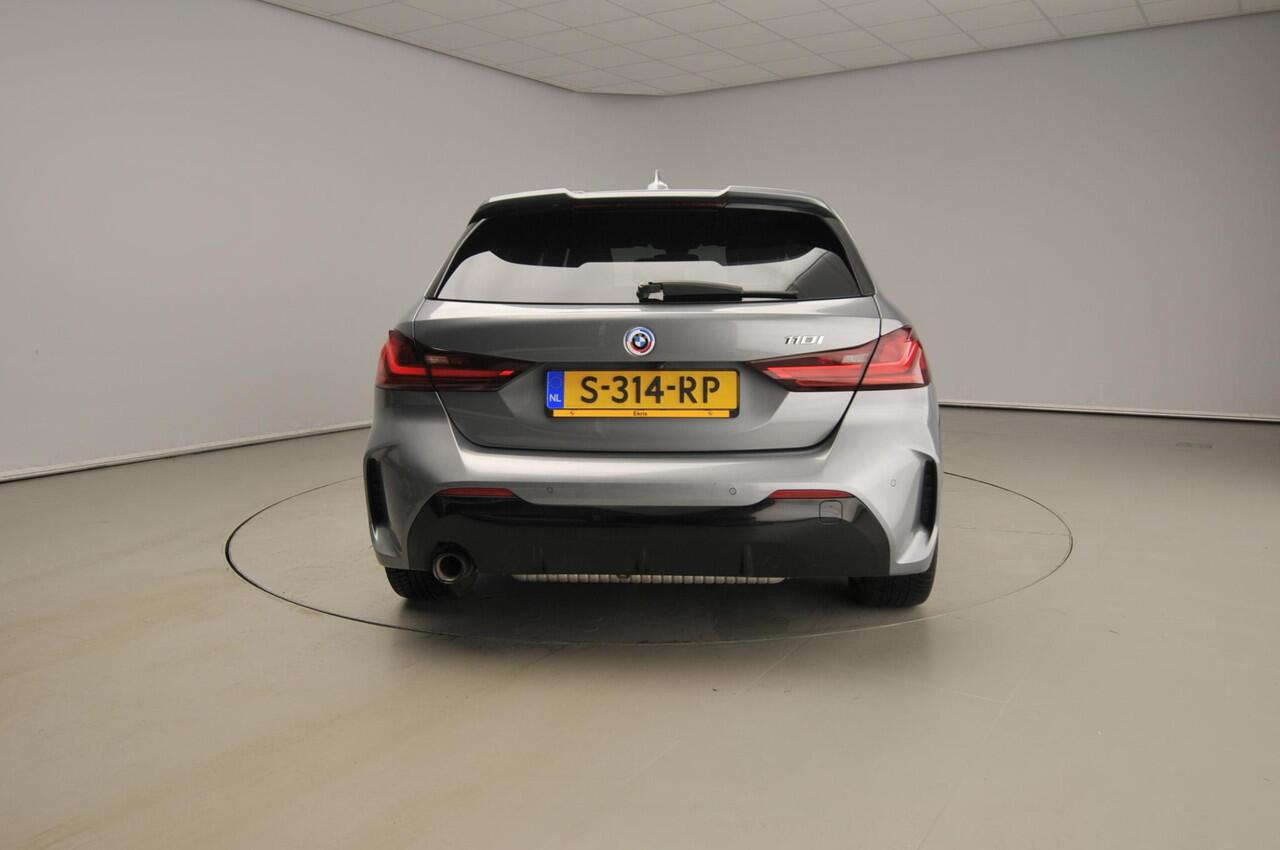 BMW 1-SERIE 5-deurs 118i | M-Sportpakket | LED | Leder | Navigatie | Schuifdak | Trekhaak | Sportstoelen | DAB | Hifi speakers | Alu 17 inch