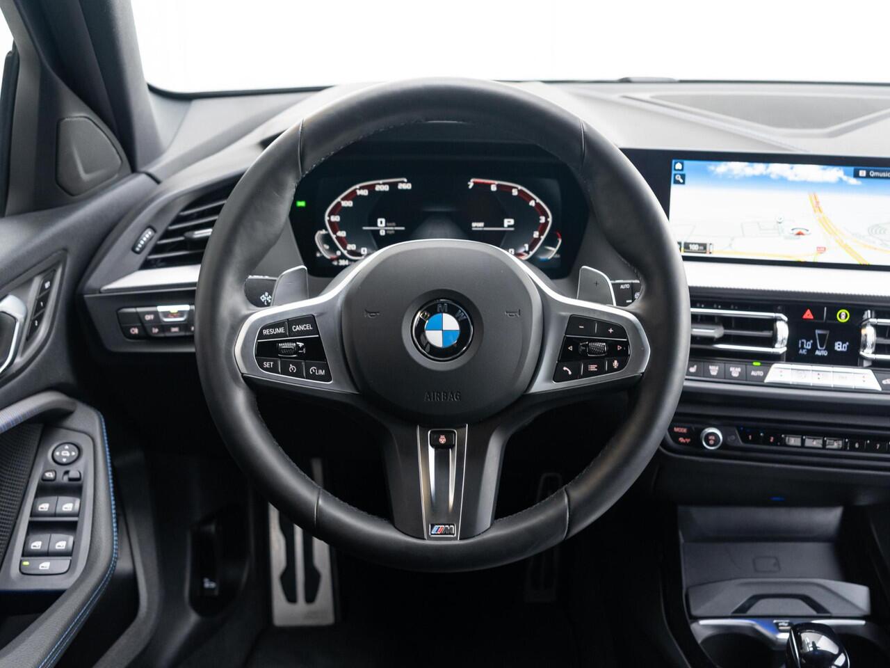 BMW 1-SERIE 5-deurs M135i xDrive | M Sportpakket | Innovation Pack | 18 inch | Stuurwielverwarming | Comfort Access | Elektrisch verstelbare stoelen | Head Up Display | HiFi