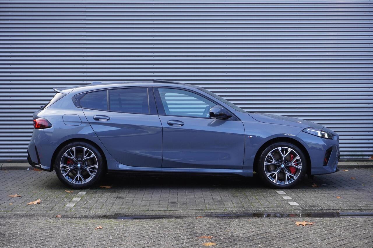BMW 1-SERIE 120 M Sportpakket Pro | Innovation Pack | 18 inch LM M Y-spaak | Glazen panoramadak | BMW Head-Up Display | Parking Assistant Plus