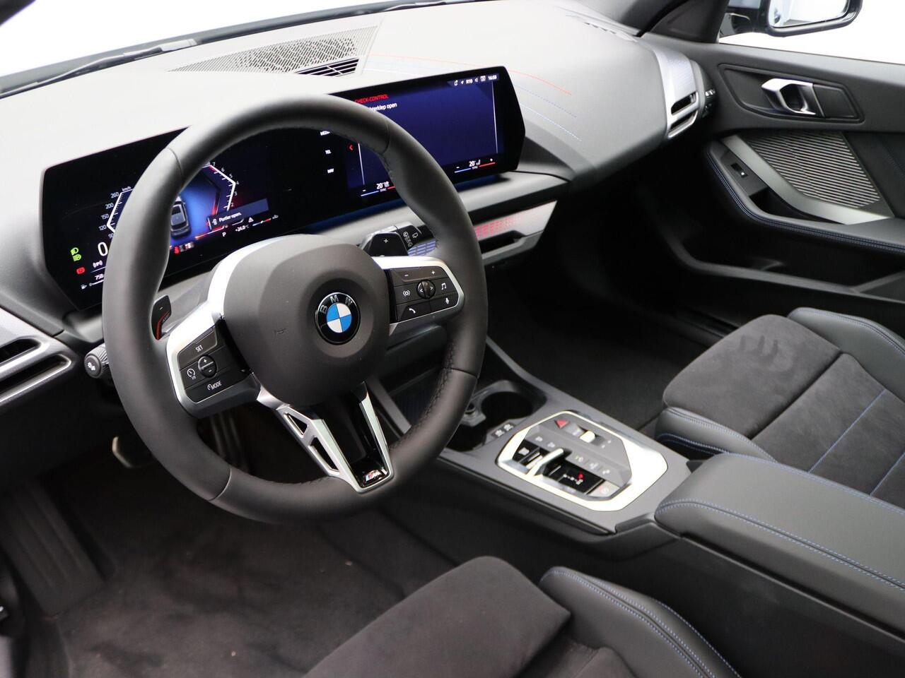 BMW 1-SERIE 120 M Sport Design Edition | M Sportpakket | Achteruitrijcamera | Glazen panoramadak | Parking Assistant | 18" | Ekris Selection