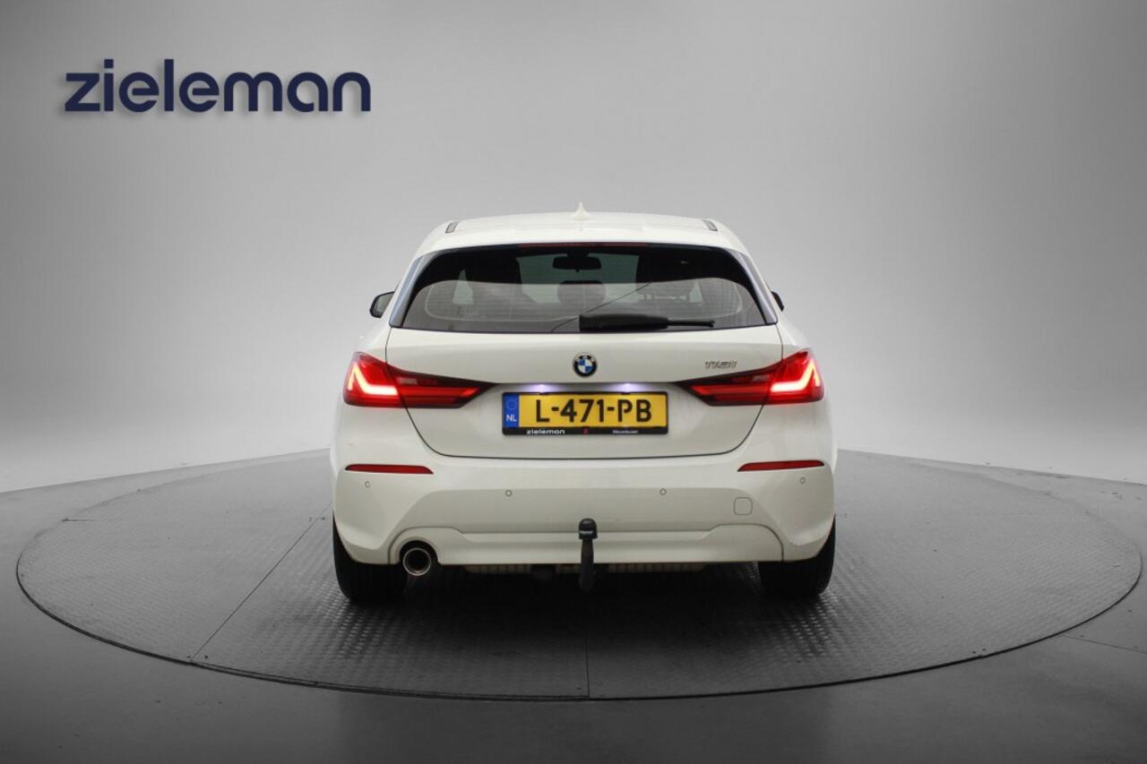 BMW 1-SERIE 118i Business Edition - Carplay, Digitaal Cockpit, Trekhaak