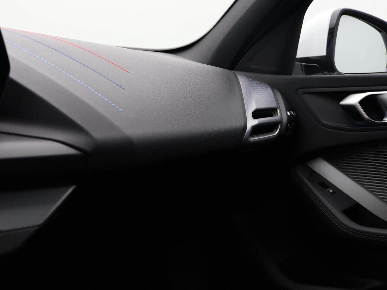 BMW 1-SERIE 120 M Sportpakket Pro | Premium Pack | Stuurwielrand Verwarmd | Panoramadak | Driving Assistant | Parking Assistant | 19''