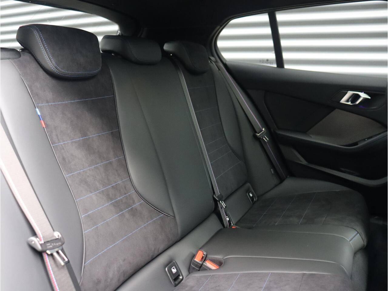 BMW 1-SERIE 120 | M Sportpakket Pro | Panodak | Harman Kardon | Head-Up | Driving Assistant Plus | Parking Assistant Plus | Elektr. Voorstoelen | Comfort Access | 19'' LMV
