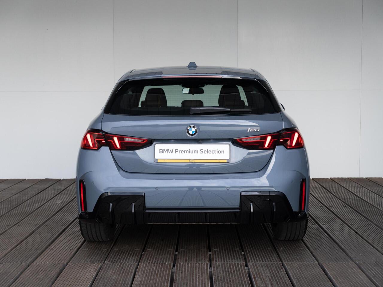 BMW 1-SERIE 120 | M Sportpakket | Driving Assistant | Achteruitrijcamera | Stoelverwarming | PDC | 18''