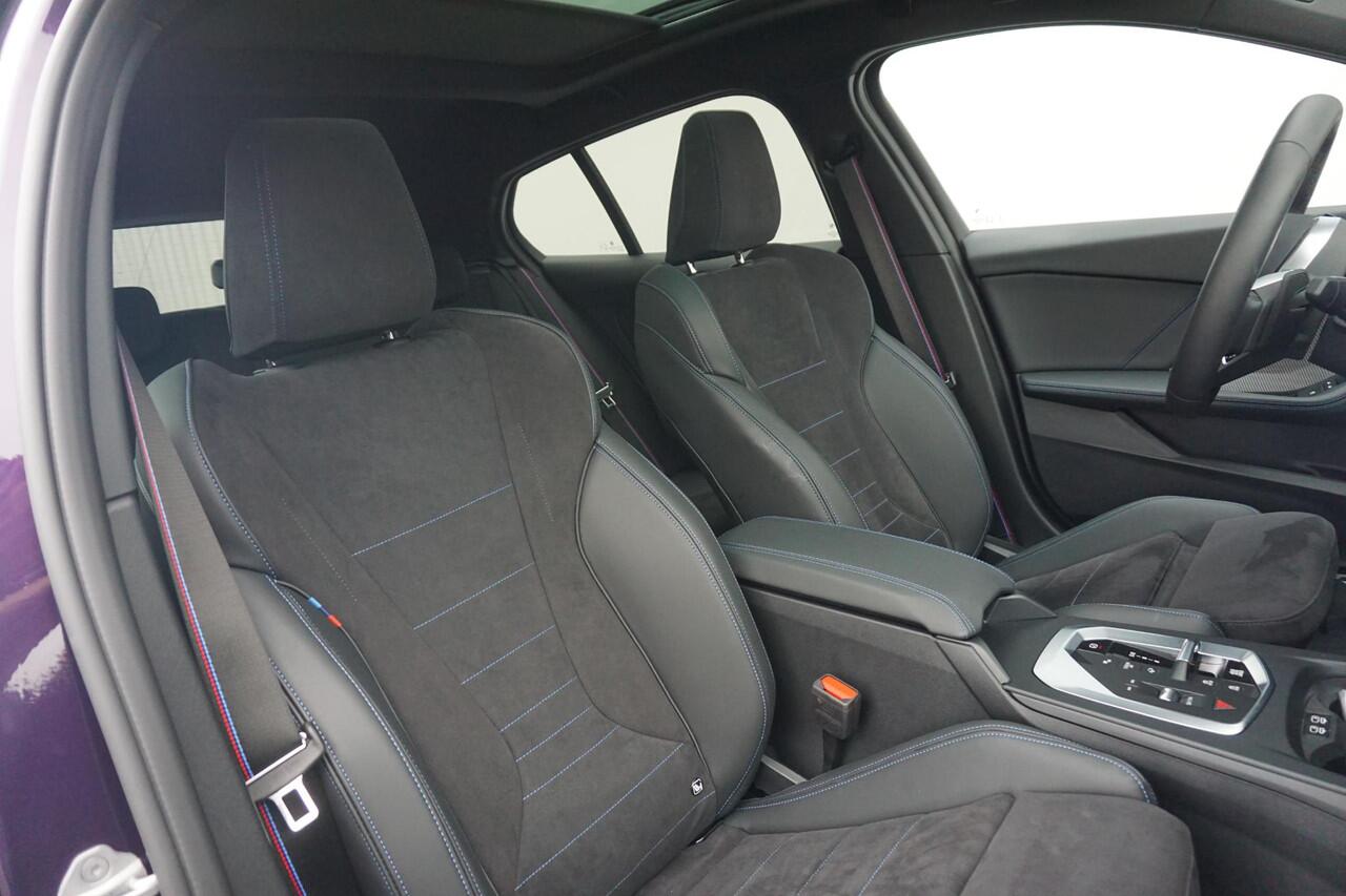 BMW 1-SERIE 5-deurs 120 M Sportpakket Pro 19'' / Panoramadak / Harman Kardon / Driving Assistant Plus / Trekhaak