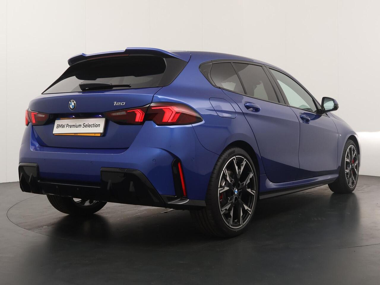 BMW 1-SERIE 120 M-Sport Pro | Panoramadak | Harman Kardon | Adaptive Cruise | Comfort Access |