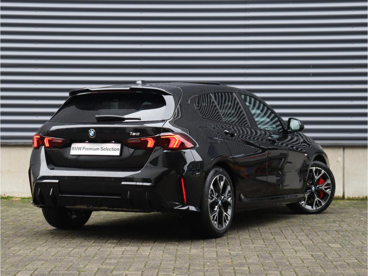 BMW 1-SERIE 120 | M Sportpakket Pro | Panodak | Trekhaak | Comfort Access | Stoelverwarming | Achteruitrijcamera | Driving Assistant | 18'' LMV