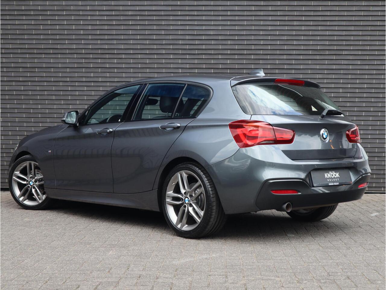 BMW 1-SERIE 118i High Executive M Sport Pakket Automaat 5 deurs / Navigatie Professional / Leder / 18 Inch / Shadow Line / Stoelverwarming / LED / Parkeersensoren voor+achter / Cruise Control / DAB / Lichtpakket