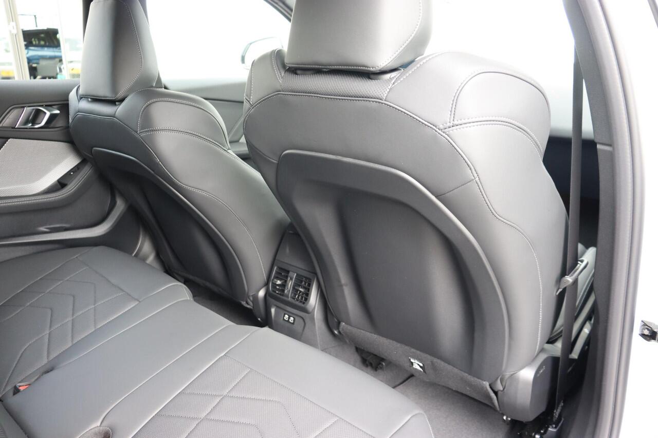 BMW 1-SERIE 120 M Sport Design Edition Stuurrwielverwarming/ Comfort Access/ Achteruitrijcamera/ panoramadak/ Sportstoelen/ Stoelverwarming/ Harman-Kardon