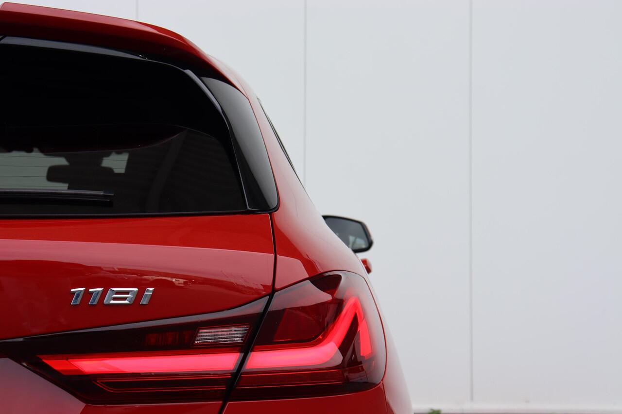 BMW 1-SERIE 118i M Sportpakket Pro/ Sportstoelen/ Stoelverwarming/ Cruise Control/ Getint Glas/ 19" LMV