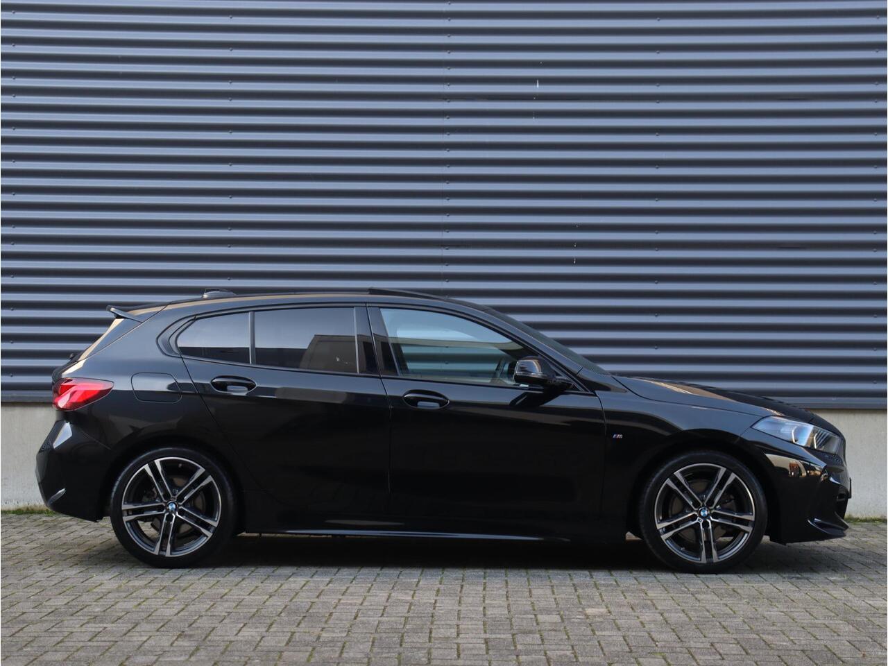 BMW 1-SERIE 118i | Executive | M Sportpakket | Panodak | HiFi | Apple Carplay | Stuurwiel Verwarming | 18'' LMV