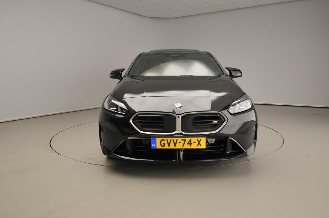 BMW 1-SERIE 5-deurs M135 xDrive | M-Sportpakket | LED | Leder | HUD | Schuifdak | Elektr. zetels | DAB | Harman-kardon sound | Alu 18 inch