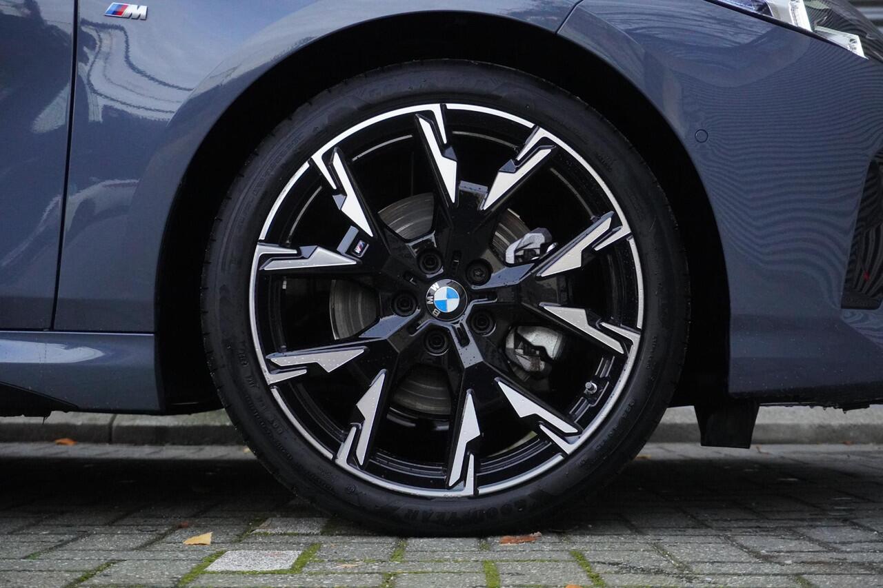 BMW 1-SERIE 120 M Sportpakket | Alarmsysteem klasse 3 | Comfort Access | Elektrisch verstelbare stoelen | Driving Assistant | Parking Assistant Plus | BMW Head-Up Display