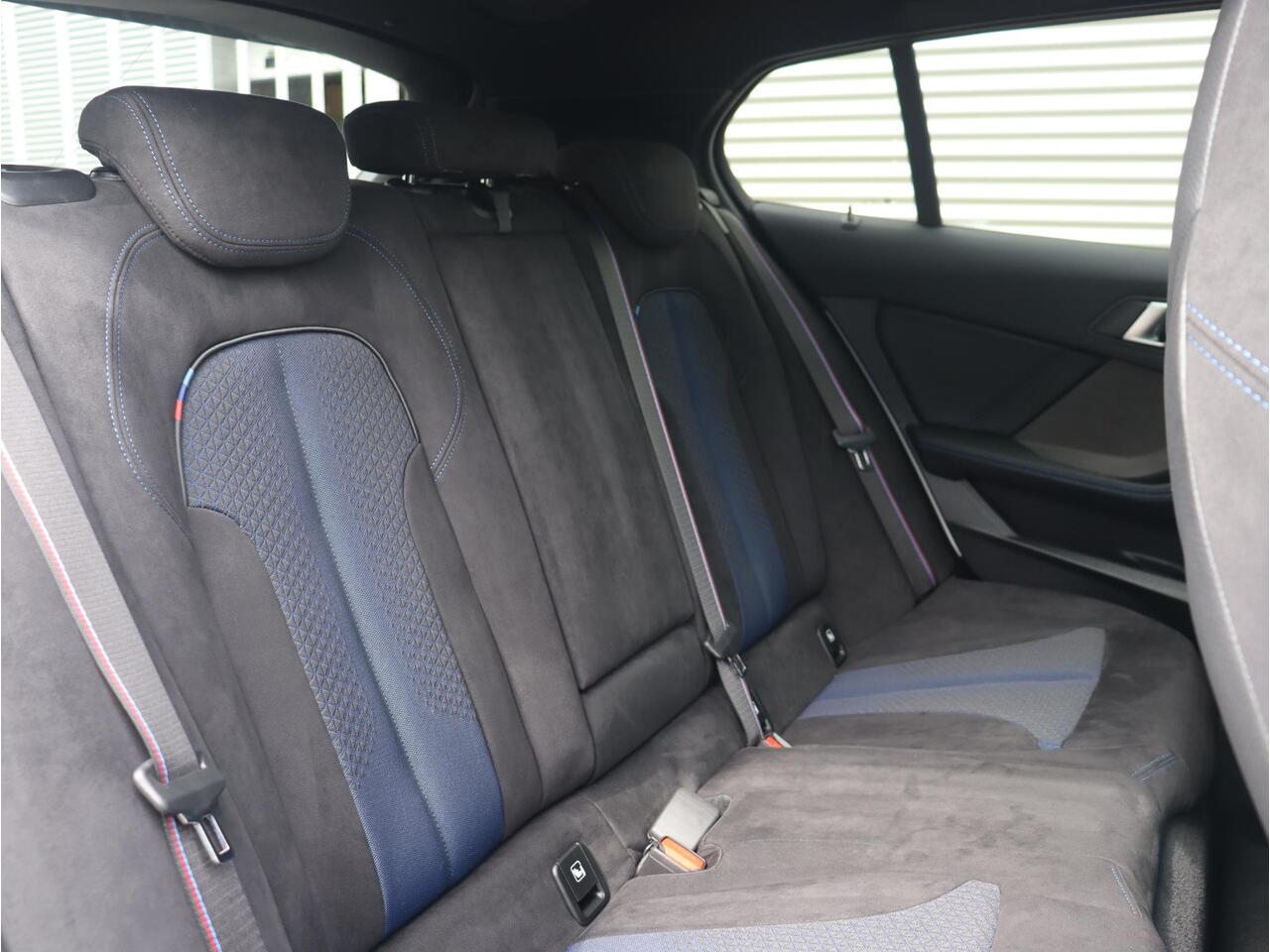 BMW 1-SERIE 5-deurs 118i | M Sportpakket Pro | Panodak | Harman Kardon | Driving Assistant | Elektr. Achterklep | Verwarmbaar Stuurwiel | 19'' LMV