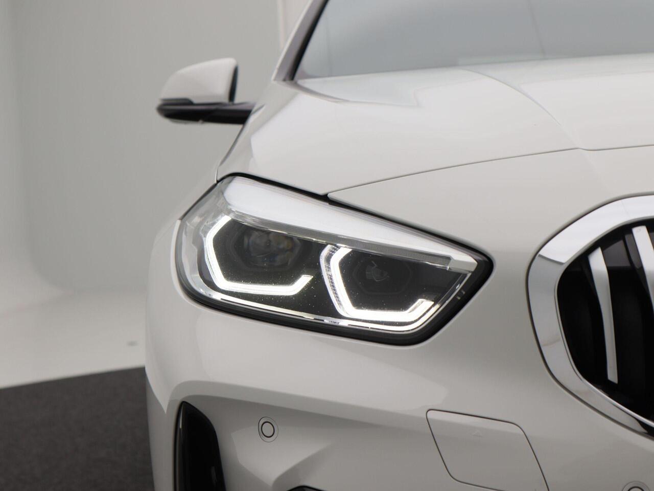 BMW 1-SERIE 118i Executive Edition 140 Pk | Sportstoelen | Cruise Control | LED | Climate Control | Navigatiesysteem | Digitaal Dashboard | Parkeersensoren | 17 Inch