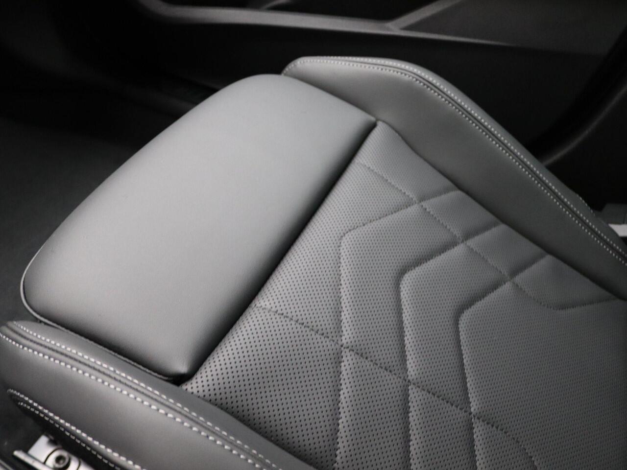 BMW 1-SERIE 120 M Sportpakket Pro | Premium Pack | Comfort Access | Panoramadak | Driving Assistant | Harman Kardon | 19''