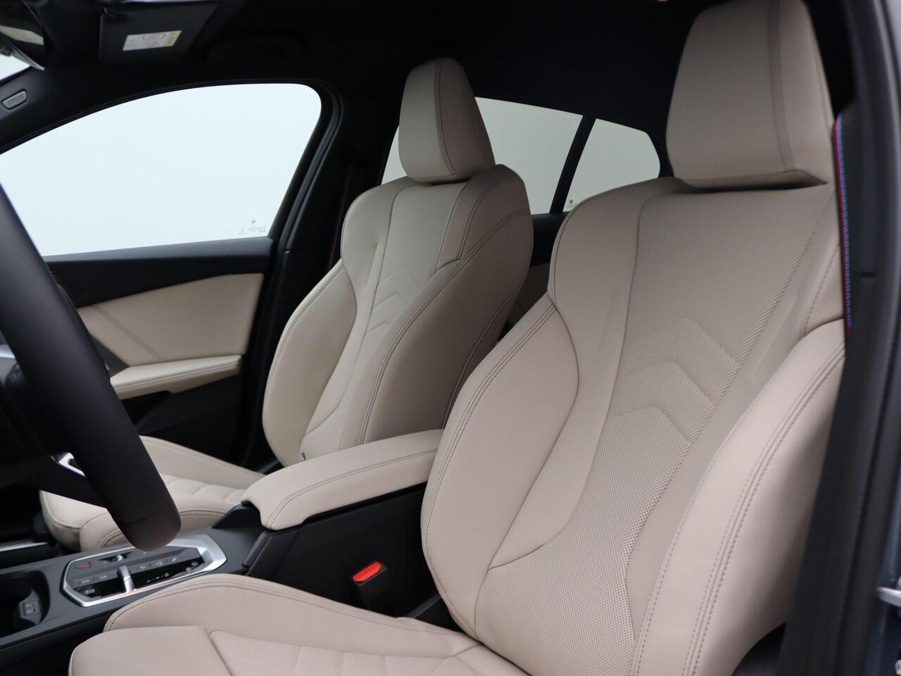 BMW 1-SERIE 120 M Sportpakket Pro | Premium Pack | Comfort Access | Achteruitrijcamera | Driving Assistant | Parking Assistant | Harman Kardon | 19''