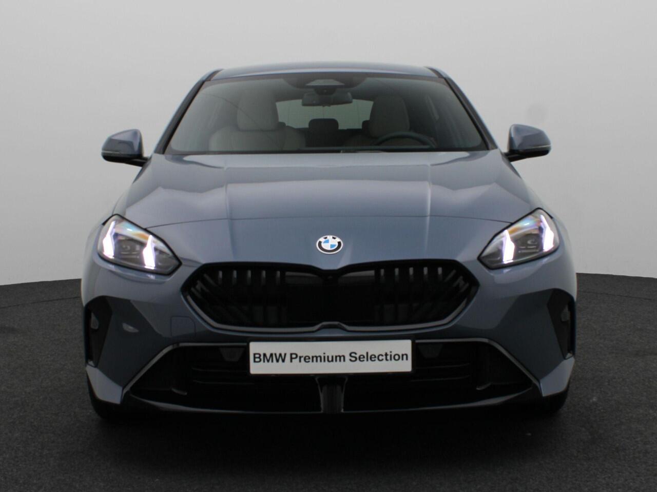 BMW 1-SERIE 120 M Sportpakket Pro | Premium Pack | Comfort Access | Achteruitrijcamera | Driving Assistant | Parking Assistant | Harman Kardon | 19''