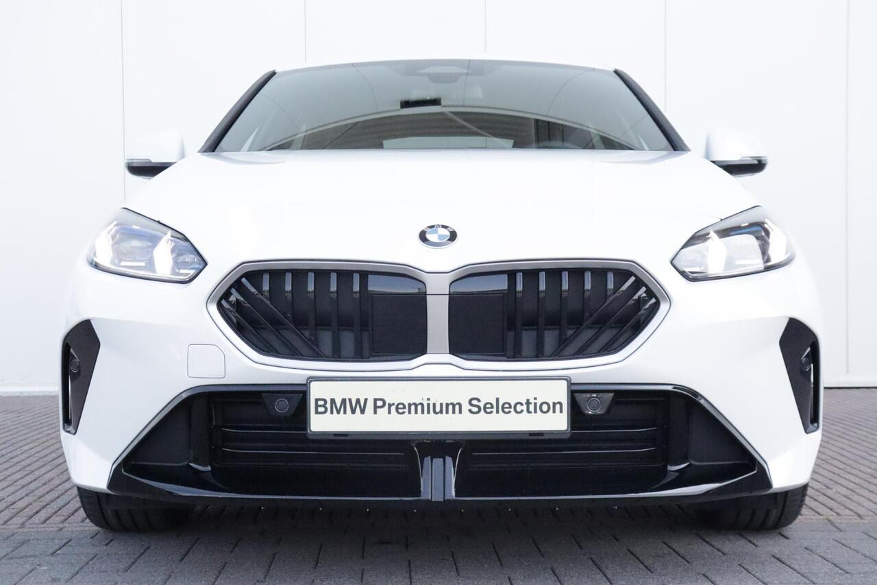 BMW 1-SERIE 120 M Sport Design Edition Stuurrwielverwarming/ Comfort Access/ Achteruitrijcamera/ panoramadak/ Sportstoelen/ Stoelverwarming/ Harman-Kardon