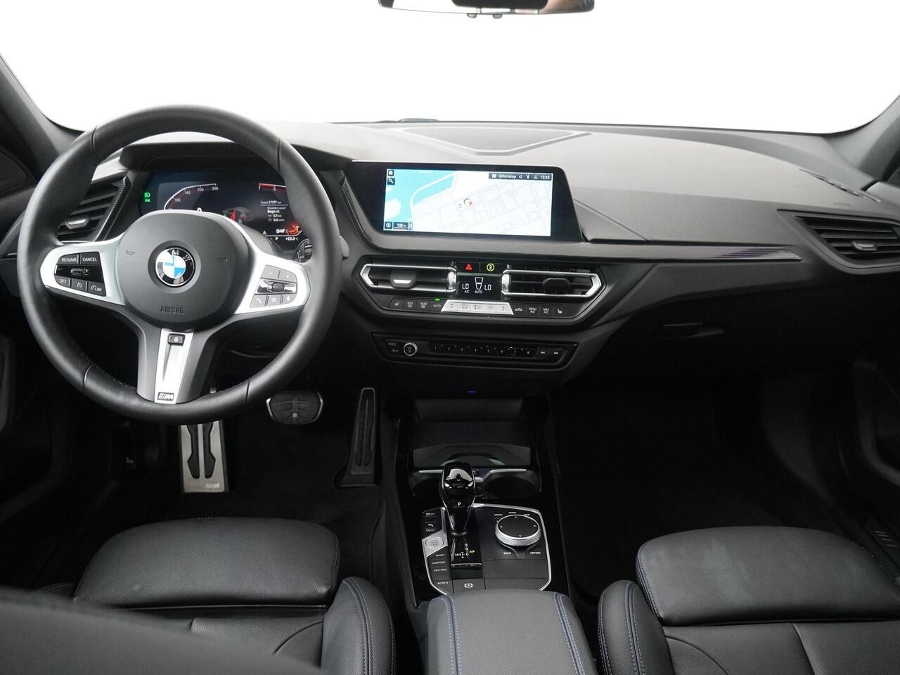 BMW 1-SERIE 118i | M Sport Pro | 19inch | Panoramadak |