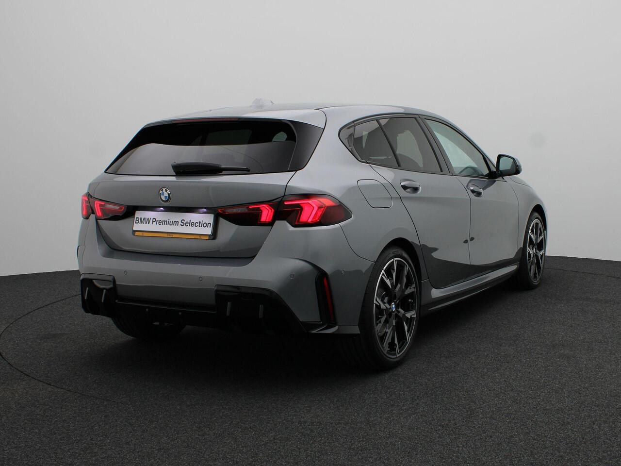 BMW 1-SERIE 120 M Sportpakket Pro | Premium Pack | M Adaptief Onderstel | Parking Assistant | 18''