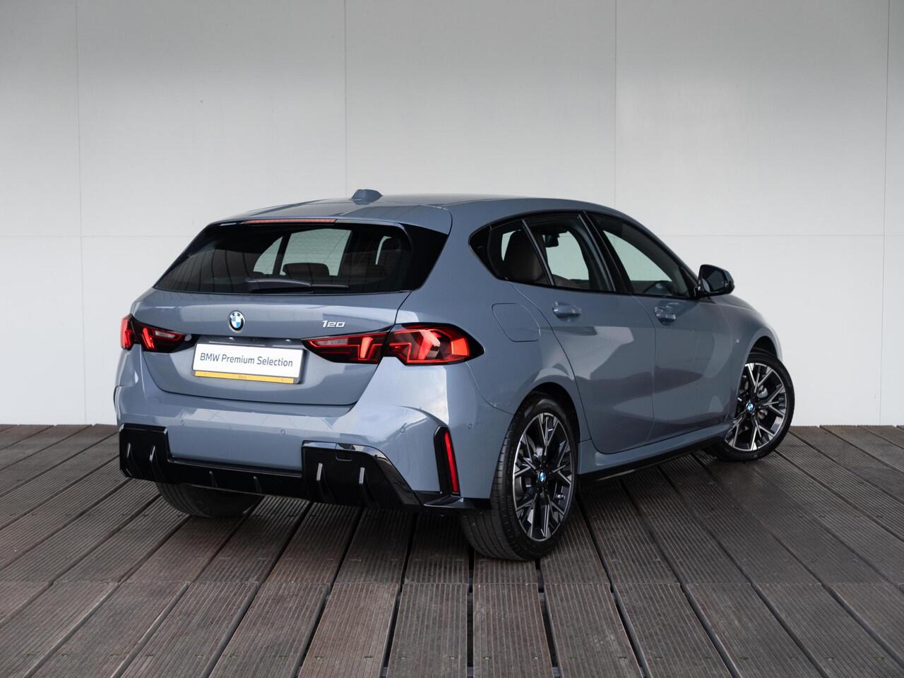 BMW 1-SERIE 120 | M Sportpakket | Driving Assistant | Achteruitrijcamera | Stoelverwarming | PDC | 18''