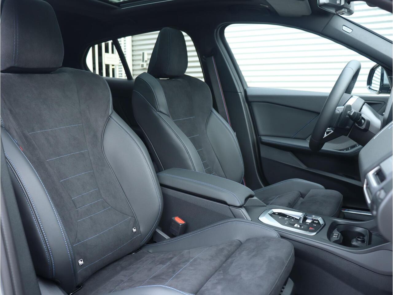 BMW 1-SERIE 5-deurs 120 | M Sportpakket Pro | Panodak | Harman Kardon | Driving Assistant | Comfort Access | Adaptive LED | M Performance | 19'' LMV