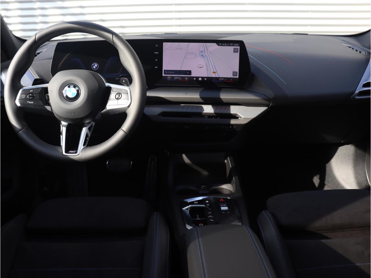 BMW 1-SERIE 5-deurs 120 | M Sportpakket | Panodak | Getint Glas | Camera | Sportstoelen | Climate Control | Verwambare Voorstoelen | 18'' LMV