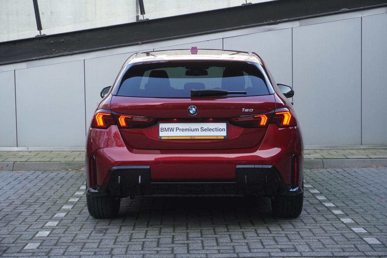 BMW 1-SERIE 120 M Sportpakket | Stuurwielrand verwarmd | Harman-Kardon sound system | BMW Head-Up Display | Parking Assistant Plus | Extra getint glas in achterportierruiten en achterruit