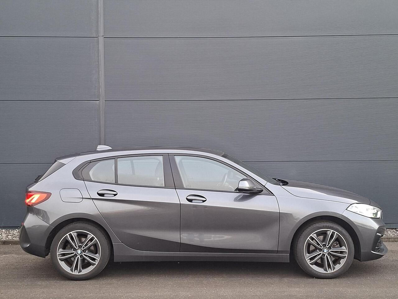 BMW 1-SERIE 118i Business Edition | Sportline | Comfort Pack | LED | Carplay