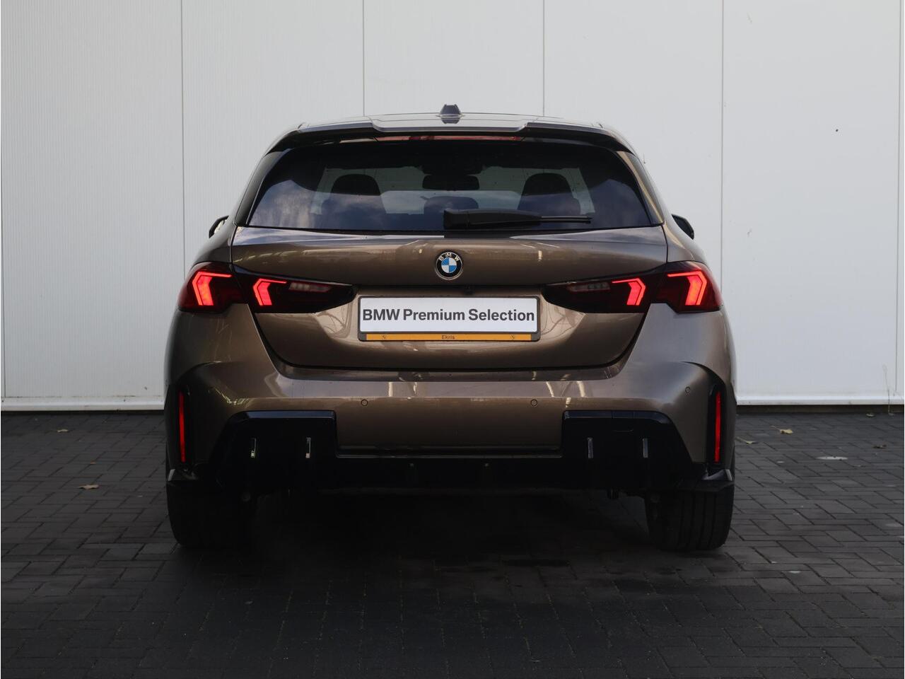 BMW 1-SERIE 120 M Sport Pro BMW Individual Lakkleur/ Harman-Kardon/ Head-Up/M Sportstoelen/ Panoramadak/ Stuurwiel verwarming