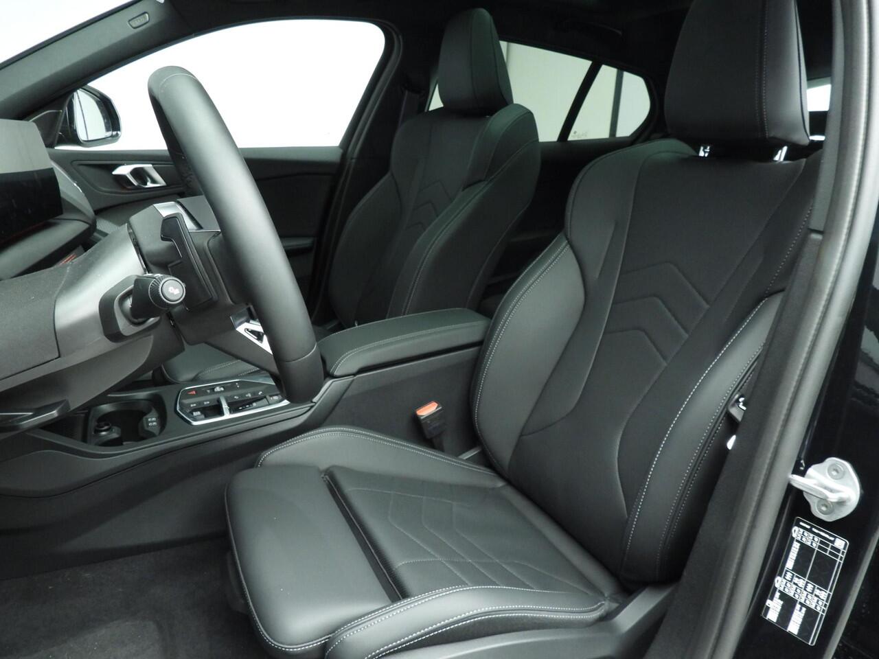 BMW 1-SERIE 5-deurs 120 M Sportpakket / Electrische stoelverstelling / Head-up / Getint glas / LED / Park assist / Panoramadak / Harman-Kardon / Alu 19 inch