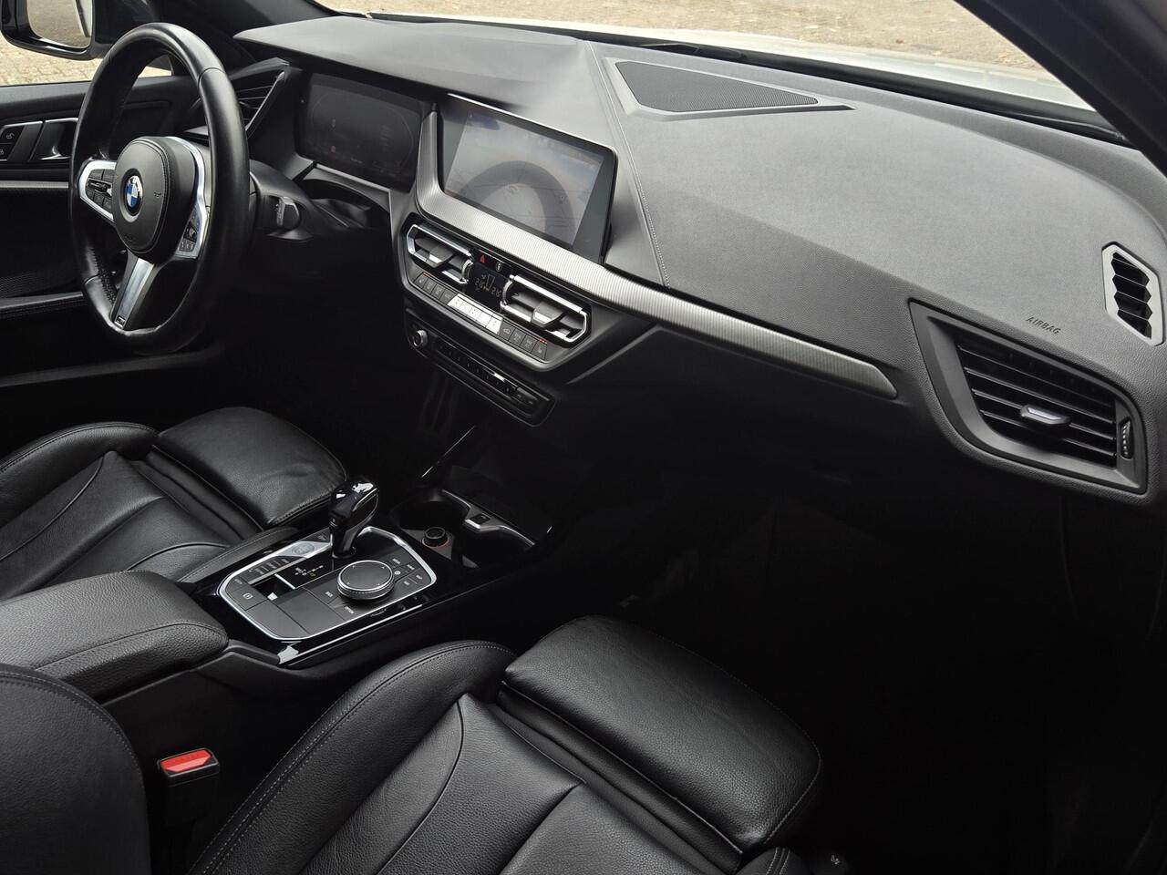 BMW 1-SERIE 118i High M SPORT | PANORAMA | CAMERA | LEDER | SPORTSTOELEN | 18 INCH LM VELGEN | TREKHAAK |