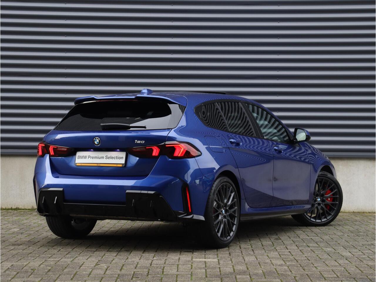 BMW 1-SERIE 5-deurs 120 | M Sportpakket Pro | Premium Pack | Panodak | Harman Kardon | Driving Assistant Plus | Elektr. Achterklep | Comfort Access | 19'' LMV