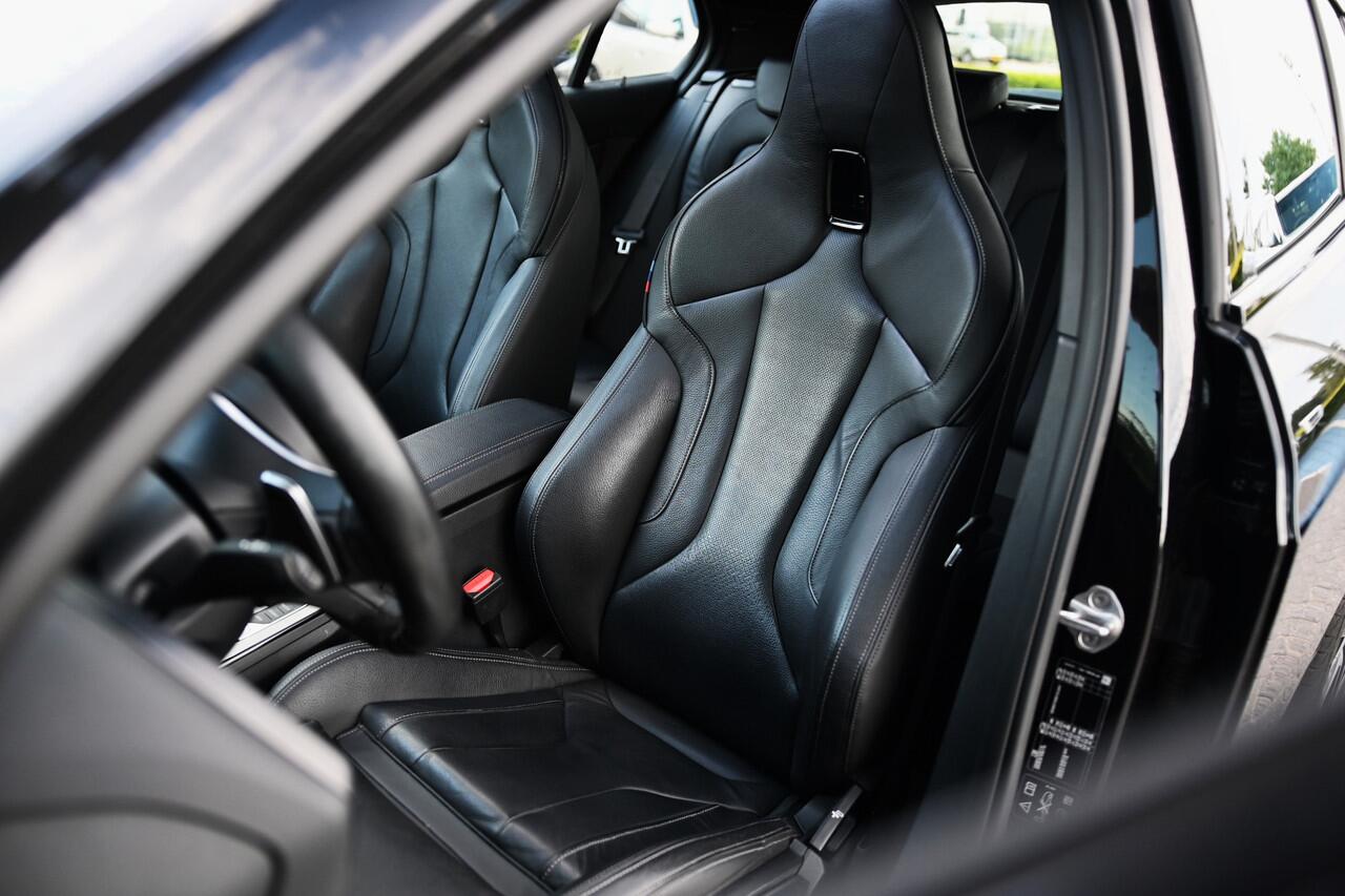 BMW 1-SERIE M135i xDrive High Executive Automaat / Panoramadak / Achteruitrijcamera / Comfort Access / M Sportonderstel / Live Cockpit Professional / Stoelverwarming