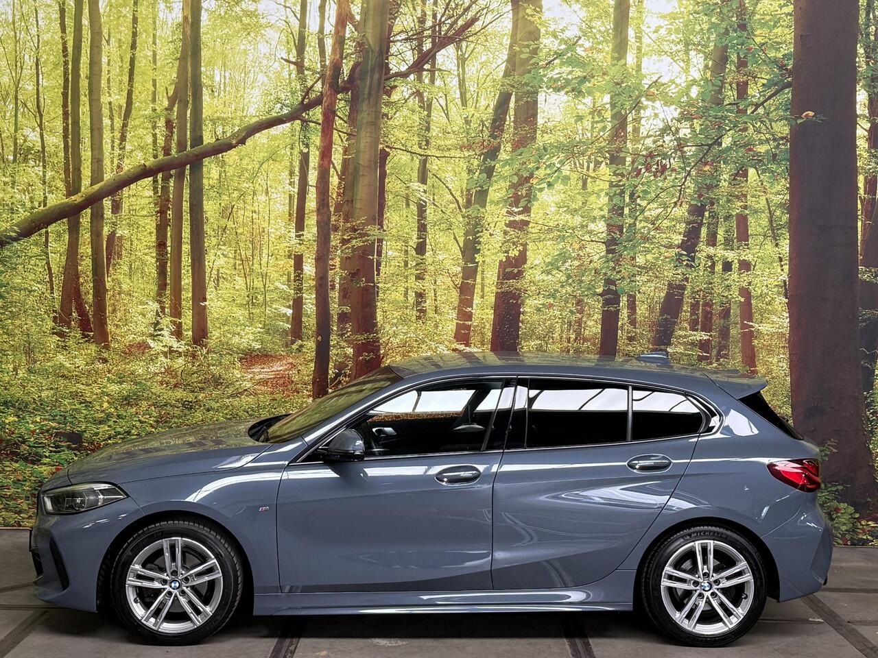 BMW 1-SERIE 116i High Executive M-Sport 5-Deurs Stormbay Met. Shadowline Navi DAB LED PDC V+A Virtual Stoelverw.