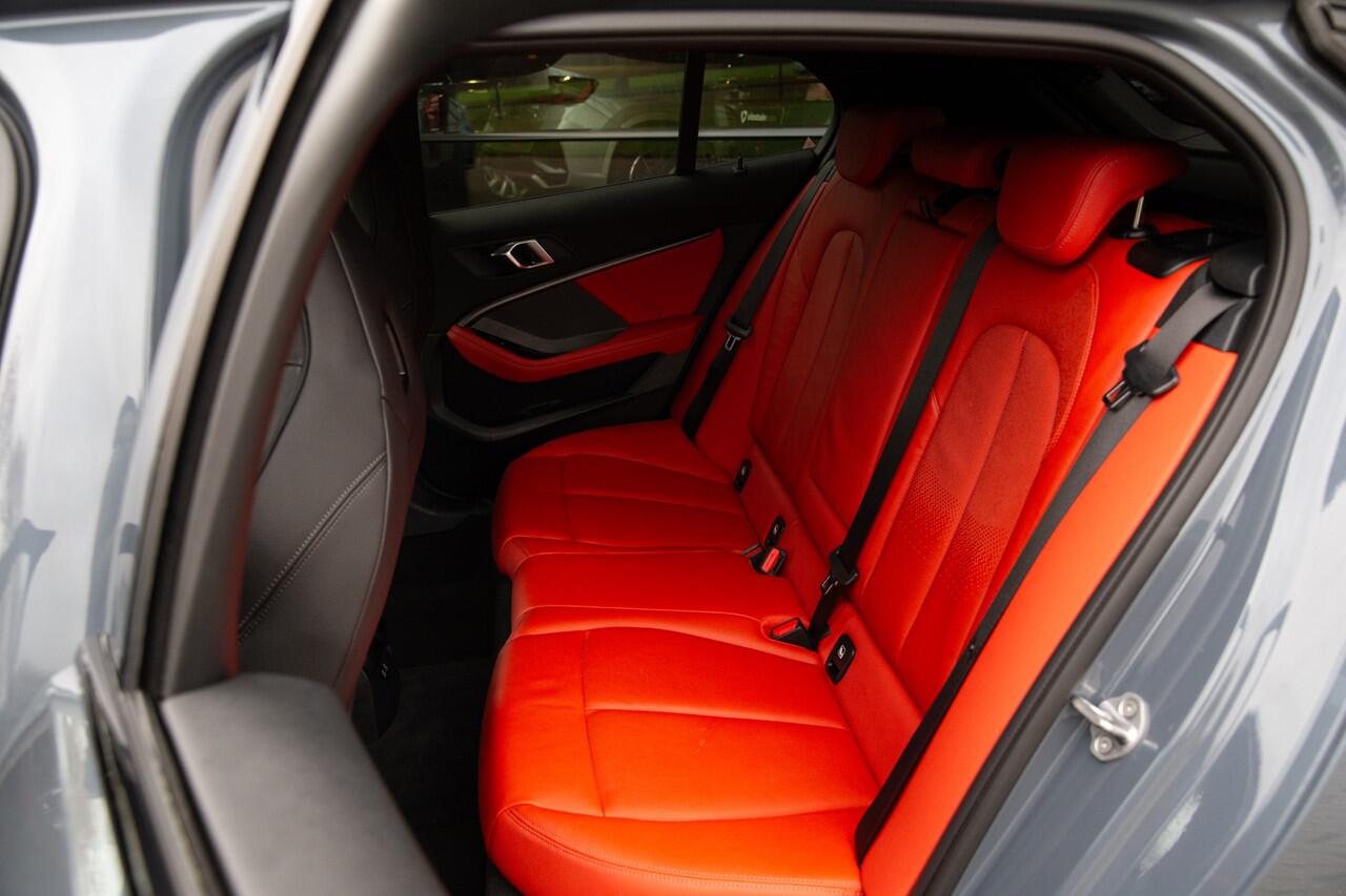 BMW 1-SERIE M135i xDrive High Executive 306pk , Kuipstoelen, Harman/Kardon, Head-up display, Sfeerverlichting