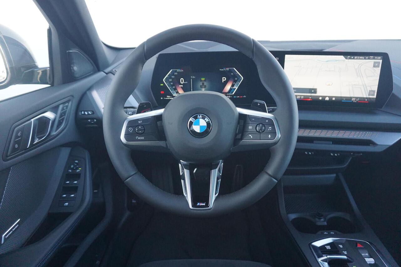 BMW 1-SERIE 120 M Sportpakket Pro 19'' / Harman Kardon / Elektrisch verstelbare stoelen / Panoramadak