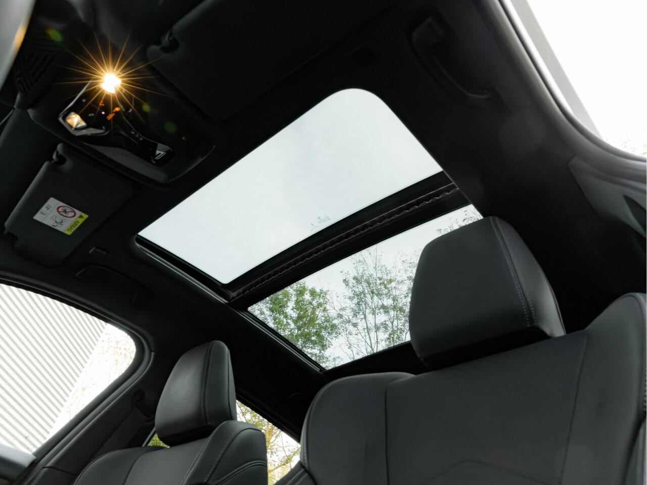 BMW 1-SERIE M135 xDrive - Pano - Trekhaak - Head-Up - Harman Kadon - Driving Ass