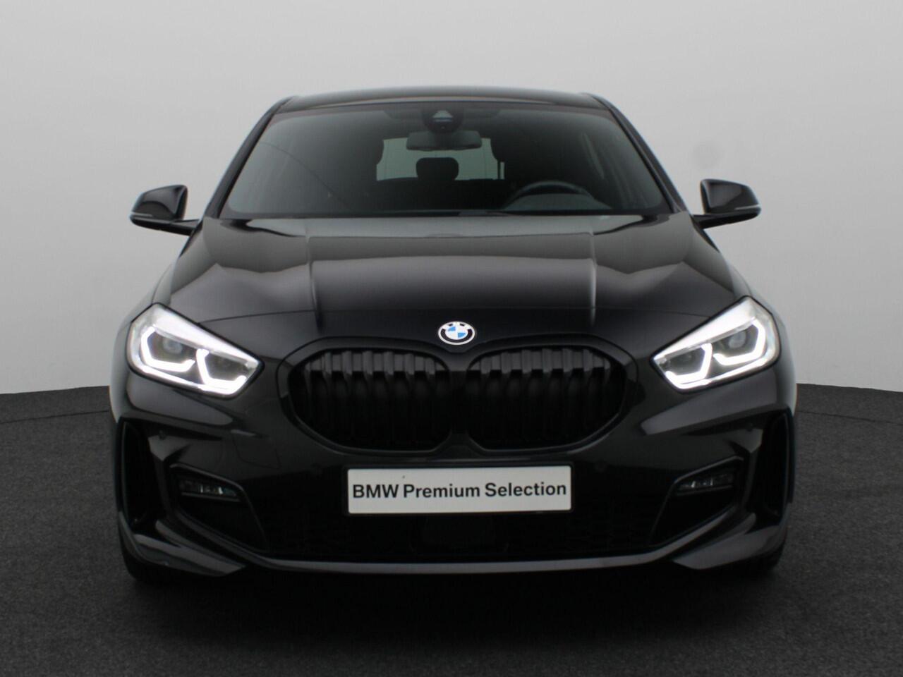 BMW 1-SERIE 5-deurs 118i Executive | M Sportpakket | Stuurwielrand verwarmd | Live Cockpit Professional | HIFI | 18"