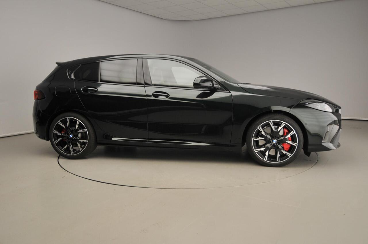 BMW 1-SERIE 5-deurs 120 M Sportpakket / Electrische stoelverstelling / Head-up / Getint glas / LED / Park assist / Panoramadak / Harman-Kardon / Alu 19 inch