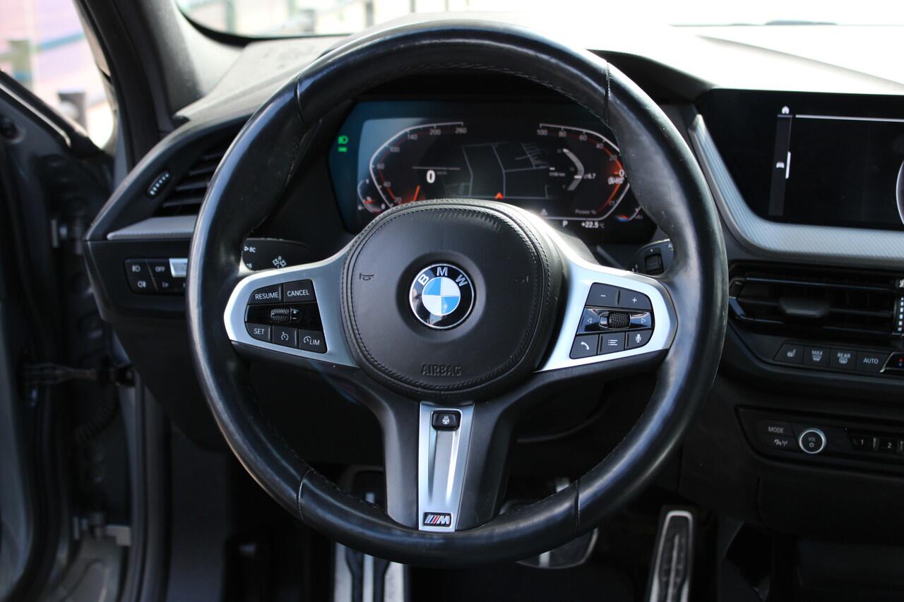 BMW 1-SERIE 118i High Executive M Sport automaat / Panoramadak / Sportstoelen / Comfort Access / LED / M Sportonderstel / Live Cockpit Professional