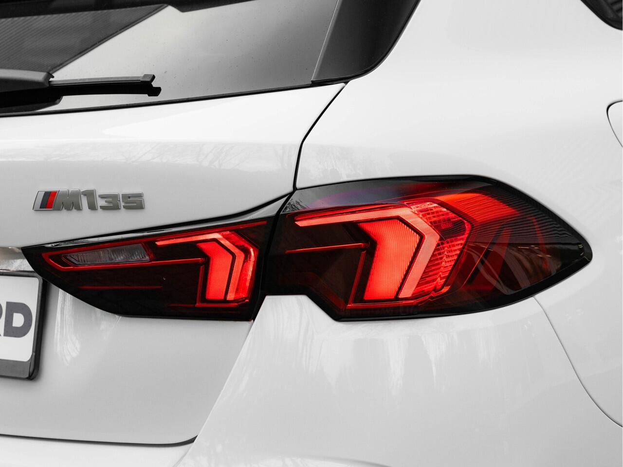 BMW 1-SERIE M135 xDrive - Pano - Trekhaak - Head-Up - Harman Kadon - Driving Ass