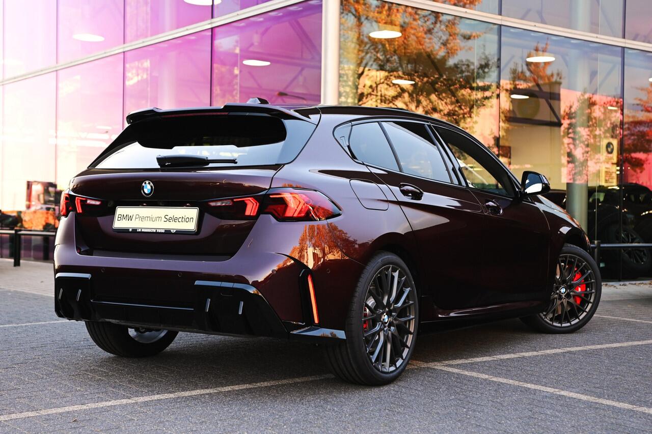 BMW 1-SERIE 120 M Sport Automaat / Panoramadak / Sportstoelen / M Adaptief onderstel / Achteruitrijcamera / Comfort Access / Adaptieve LED / Harman-Kardon