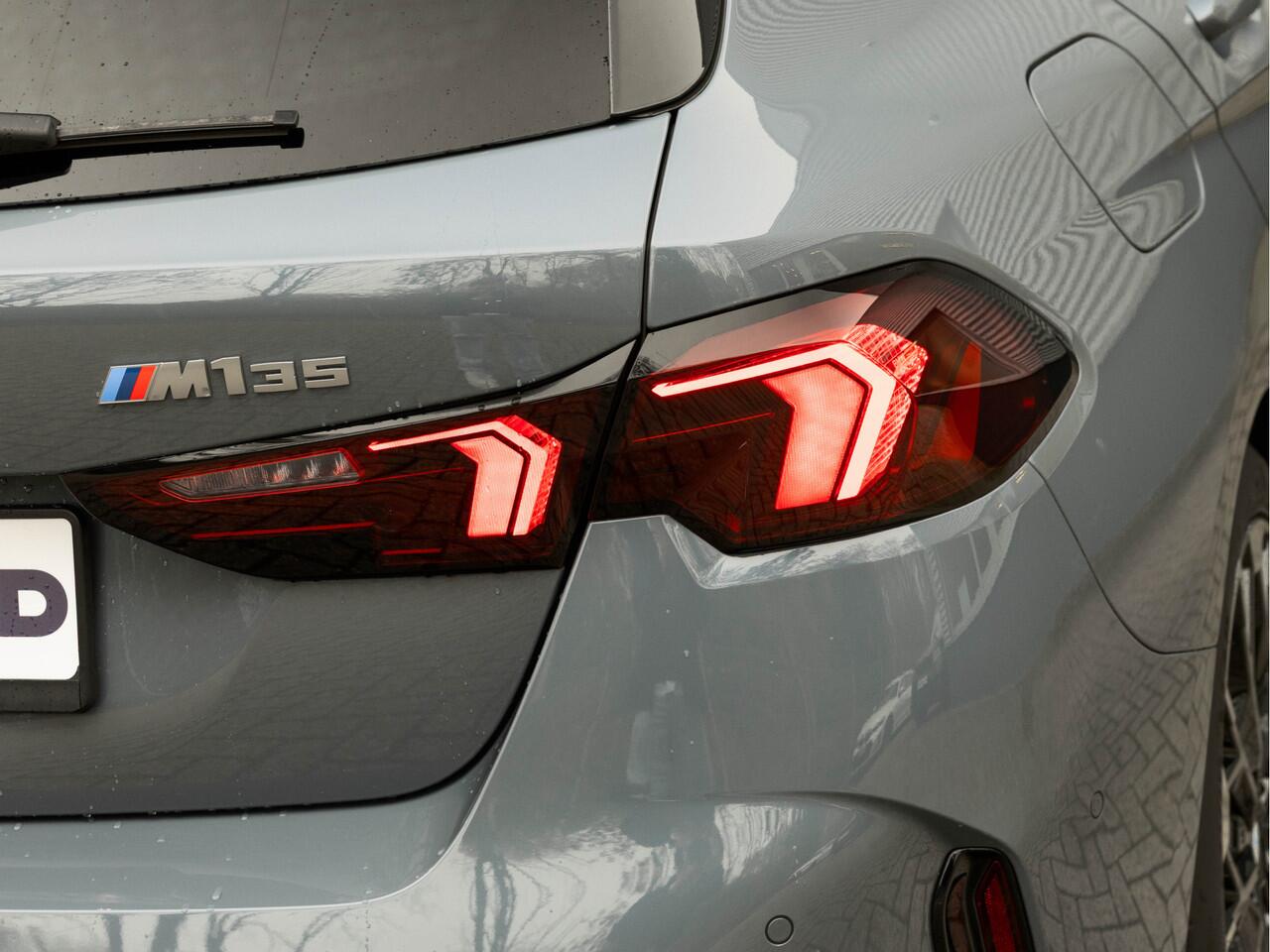 BMW 1-SERIE M135 xDrive M-Sport Pro - Pano - Harman Kardon - Driving Ass Plus